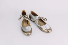 Zapatos tipo ballerina, en cuero metalizado combinado dorado y plateado, con amarre en la capellada.