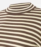 Sweater de punto de manga larga, con rayas horizontales en azul marino y blanco. Presenta cuello redondo ligeramente elevado y puños y ruedo en color blanco liso.