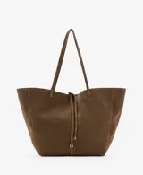 Bolso tipo tote en color verde militar, confeccionado en 100% piel bovina con acabado de gamuza. Cuenta con dos asas superiores delgadas y detalles metálicos de zinc.