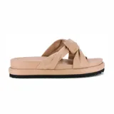 Sandalias bajas color beige con dos tiras anchas acolchadas cruzadas en la parte delantera y suela plana con base negra.