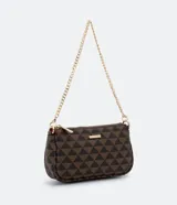 Bolso bandolera rectangular de poliuretano color marrón con estampado de triángulos y correa de cadena dorada.