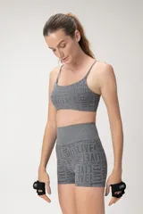 Calza corta deportiva gris con estampado de la palabra "LIVE!" en negro.