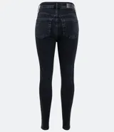 Pantalón skinny de jean negro, de cintura alta, con bolsillos y trabillas para cinturón.