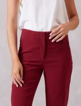 Pantalón sastrero slim negro de tiro alto, con pretina anatómica, pinzas verticales frontales y cierre oculto. Tiene bolsillos laterales inclinados y pinzas traseras para un ajuste favorecedor.