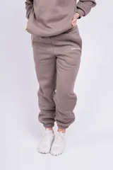 Pantalón de jogging negro con cintura elástica y cordón ajustable. Estampado con la palabra "GRAPHITE" en blanco en la pierna izquierda.