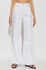 Jeans de corte bootcut y tiro alto en color blanco, confeccionados en denim 100% algodón sin elastano, con bolsillos clásicos y costuras visibles.