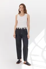 Pantalón de jean negro con lurex plateado, corte mom jean y tiro alto.