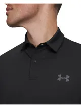 Remera polo de golf Under Armour, color negro, con cuello clásico, tapeta de dos botones y logo de la marca en el pecho. Confeccionada en tejido técnico elástico, ligero y transpirable con protección solar.