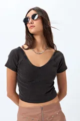 Top negro de algodón con mezcla de poliéster y elastano, con escote en V delantero y trasero.