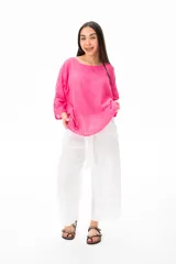 Blusa fucsia de algodón con mangas 3/4 y escote redondo.