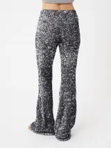 Pantalón flare de lentejuelas doradas elastizadas con base de velvet.