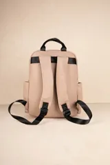 Mochila color verde militar de nylon con asa fija doble, dos bolsillos externos frontales con cierre, dos compartimentos laterales y un compartimento interno grande.