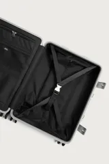 Maleta de cabina rígida fabricada en aluminio con diseño de líneas diagonales en relieve. Cuenta con cuatro ruedas giratorias, cierre TSA, compartimento principal con separador y asa telescópica.