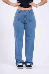 Pantalón de jean celeste, corte wide leg, tiro alto y cinco bolsillos.