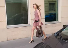 Vestido corto sin mangas de color rosado, con diseño fluido, escote redondo y cintura fruncida.