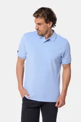 Remera polo celeste de piqué de algodón con cuello camisero, cierre frontal de dos botones y mangas cortas con puños acanalados.