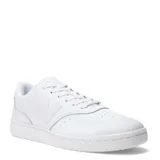 Championes urbanos New Balance de estilo court, totalmente blancos, confeccionados en una combinación de cuero y materiales sintéticos. Presentan el logo N característico en el lateral y suela de goma para mayor tracción.