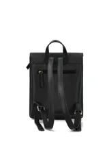 Mochila urbana de diseño minimalista y estructura rígida, confeccionada en material sintético con textura saffiano. Cuenta con una solapa frontal con cierre magnético, asa superior y logo de la marca en letras metálicas doradas.