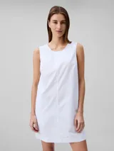Vestido corto blanco de popelín de algodón, corte evasé y diseño sin mangas. Cuenta con cremallera en la parte trasera central, está parcialmente forrado y tiene bordado de Calvin Klein en la misma gama de tonos en el pecho.