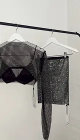 Minifalda plateada con brillos y cintura elástica negra.