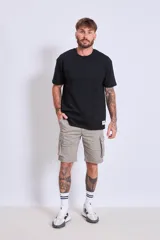 Bermuda cargo color beige con bolsillos laterales con fuelle y botón a presión.