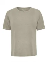 Remera de manga corta y cuello redondo, confeccionada en una mezcla de lino orgánico y elastano. Presenta un diseño de calce regular con textura ligera y transpirable, ideal para climas cálidos.