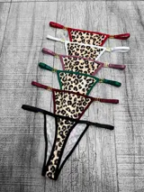 Pack de seis bombachas tipo colaless con estampado animal print. Cada prenda presenta tiras laterales elásticas en diferentes colores y detalles de argollas metálicas doradas en la unión de las tiras con la pieza central.