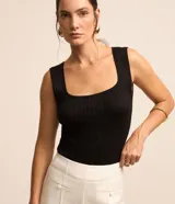 Blusa de viscosa con efecto metalizado, tirantes anchos, escote cuadrado y diseño acanalado al cuerpo, de la marca Cortelle.