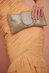 Clutch rígido dorado cubierto de strass, con solapa frontal y cadena fina metálica para usar colgado.