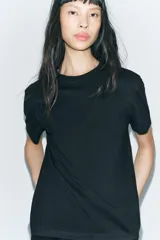 Camiseta rosa de algodón, de corte recto, cuello redondo y manga corta.