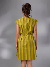 Vestido corto de lino y algodón color amarillo mostaza con diseño a rayas horizontales, escote en V y lazos para anudar en la cintura.