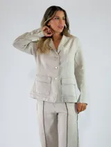 Blazer crudo de lino, con solapas clásicas, cierre frontal de botones y dos bolsillos aplicados con solapa en la parte delantera.