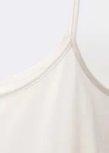 Top de tirantes finos confeccionado en seda de mora, con cuello redondo y diseño ajustado al cuerpo.
