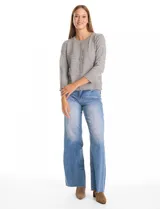 Cardigan de tejido fino en color gris, con cuello redondo, cierre frontal con botones y mangas tres cuartos.