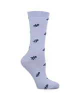 Medias de caña media color lila con estampado de monograma en tono oscuro. Cuentan con tecnología Comfort Cuff de puño suave.