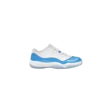 Championes Jordan 11 Retro Low, modelo University Blue, en combinación de blanco y celeste con diseño de charol brillante en el guardabarros y suela translúcida.
