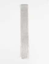 Pañuelo tipo corbatín de hilo con acabado brillante y terminación en flecos largos.