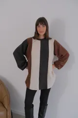 Buzo de viscosa con diseño a rayas verticales rojas y beige, mangas largas abullonadas con puños elastizados.