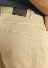 Pantalón de algodón color beige, estilo chino o cargo, de corte recto y cinco bolsillos.