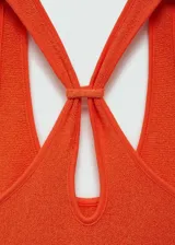 Vestido largo de punto color naranja, con escote redondo, tirantes anchos y diseño entallado.