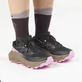 Championes Salomon Ultra Flow 2 GORE-TEX para trail running, color negro con entresuela marrón, detalles en fucsia y logo amarillo. Cuentan con tecnología impermeable GORE-TEX, amortiguación optiFOAM y suela All Terrain Contagrip.