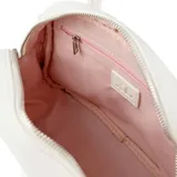 Cartera tipo bowling color blanco de poliuretano, con asas fijas y correa regulable y extraíble. Cuenta con cierre principal y herrajes plateados, con detalle de aplique con logo de la marca en la parte frontal.