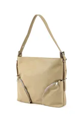 Bandolera de cuero sintético color beige con diseño de hombro, caracterizada por dos bolsillos frontales con cierre metálico en diagonal.