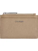 Tarjetero Calvin Klein color beige con monograma y logo plateado. Cuenta con seis ranuras para tarjetas y un bolsillo con cremallera para monedas.