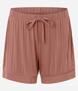 Pijama corto Lov de modal y elastano, color rosado con sutiles rayas verticales y acabado texturizado. Consta de una camisa de manga corta con cuello solapa, botones frontales y un bolsillo en el pecho, acompañada de un short con cintura cómoda.