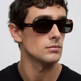 Lentes de sol con montura rectangular de perfil ancho en estampado carey y cristales oscuros polarizados.