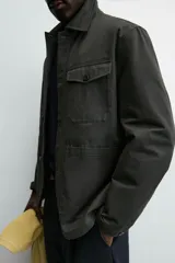 Sobrecamisa regular fit confeccionada en tejido de algodón. Cuello solapa, manga larga con puño abotonado, bolsillos frontales de plastrón y cierre de botones.