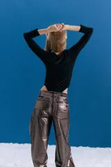 Body de manga larga confeccionado en seda fría, con escote cuadrado y cierre de broche snap en el tiro.