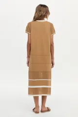 Vestido midi de tejido de punto color camel, con escote redondo, mangas cortas, tajos laterales y detalles de tramas caladas y rayas blancas en el cuello, mangas y ruedo.