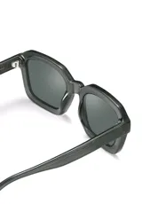Lentes de sol Eco Shades modelo Romano, con montura cuadrada color verde oliva y lentes verdes. Fabricados con acetato biodegradable y lentes de PMMA reciclado. Cuentan con protección UV 400.